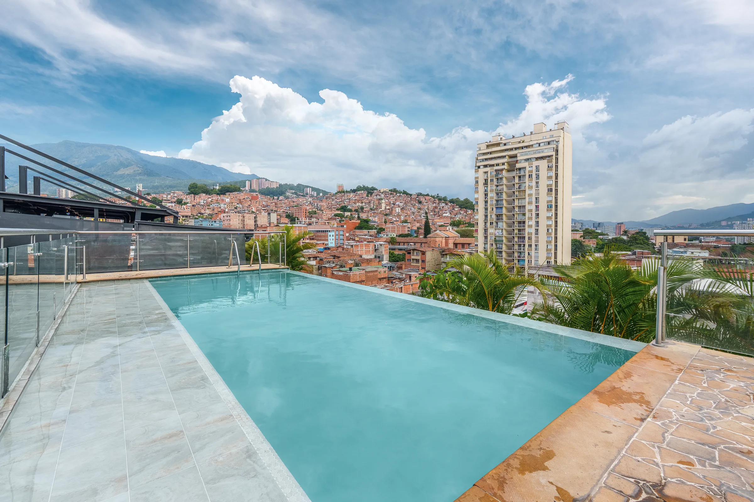Piscina en la azotea de Appartments Hotel con vista al centro de Medellín